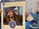Verklede Jack Sparrow met een Delfsail bord.